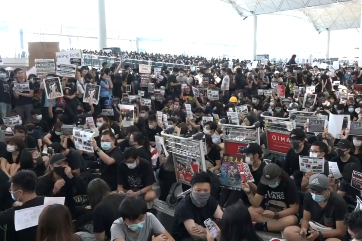 香港「反送中」抗議行動越演越烈，集會群眾癱瘓香港機場運作。 圖：翻攝自香港電台視像新聞臉書