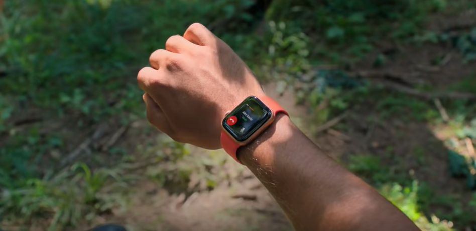蘋果（Apple）日前在官網上宣布，將提供6款Apple Watch型號用戶免費維修及更換螢幕。 圖：翻攝自Youtube／Applye官方影片
