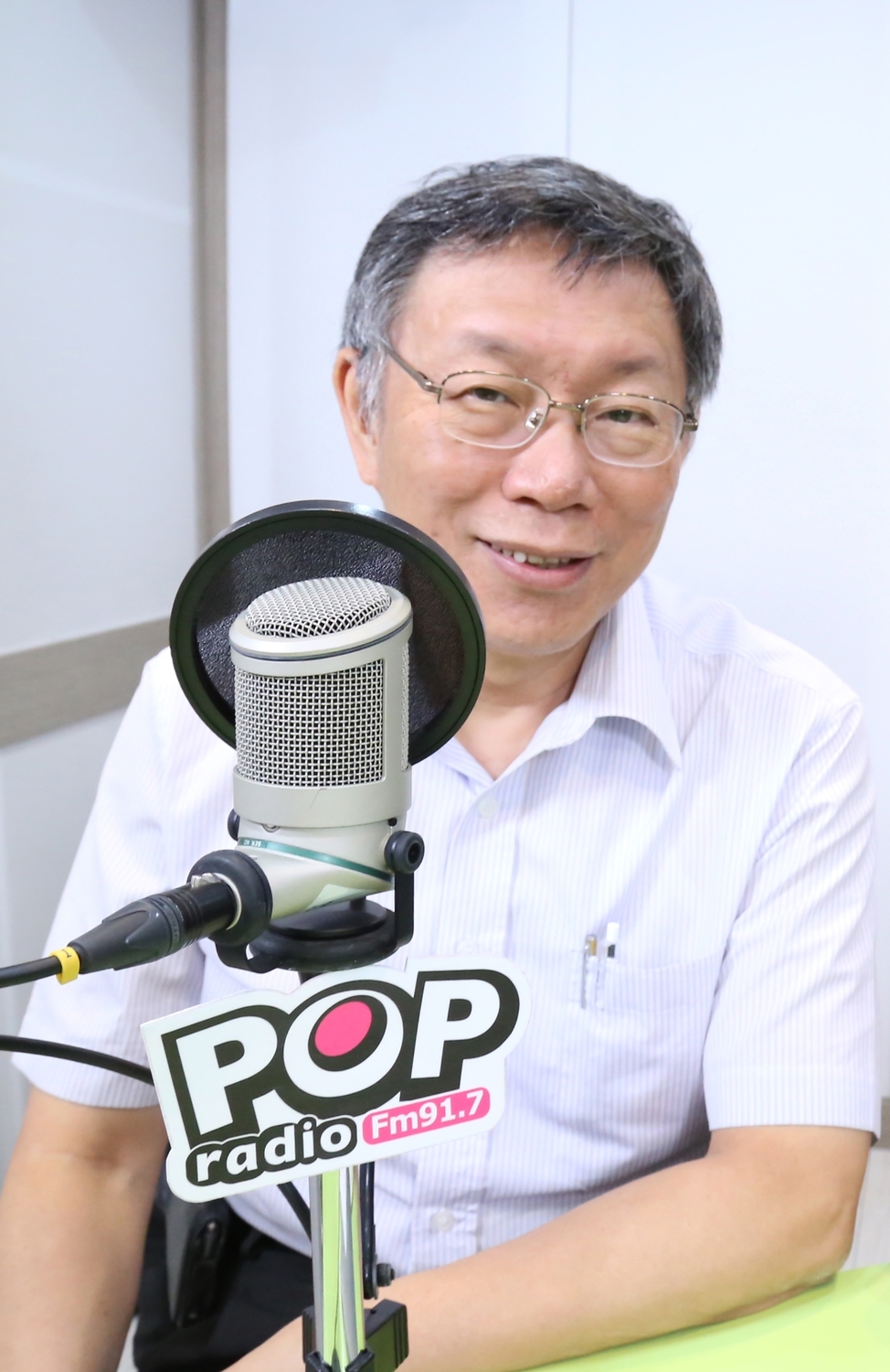 台北市長柯文哲（左）接受《POP撞新聞》主持人黃暐瀚（右）專訪。 圖：《POP撞新聞》 / 提供