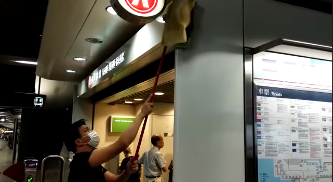 香港「反送中」運動，在11日晚間的清場行動，有港警竟對近似封閉的港鐵葵芳站內施放催淚彈。今天(16日)有網友自發準備毛巾、長掃把和水桶等到場，擦洗站內牆壁、售票機等，避免室內殘留有毒物質。 圖：翻攝網路直播