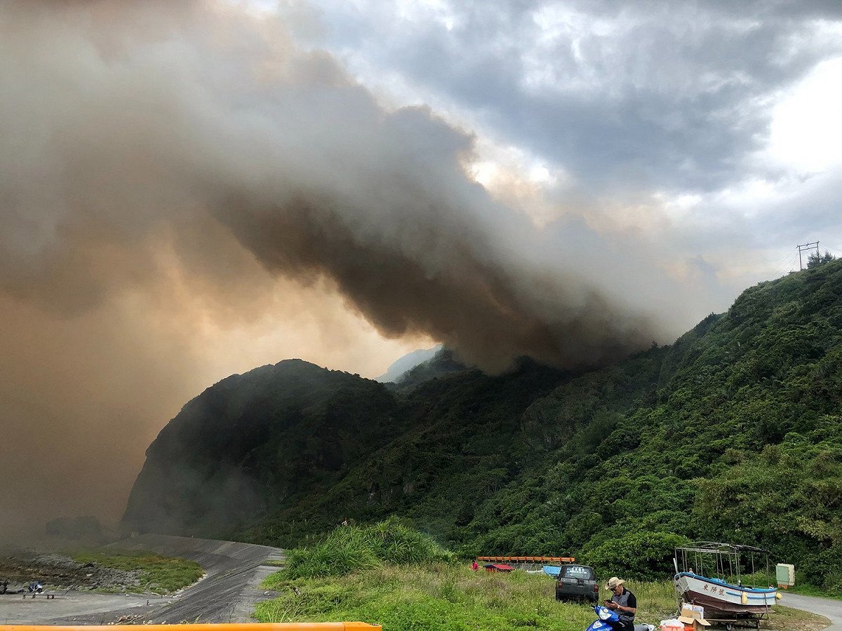 台東綠島山林大火，初估28公頃區域林木、雜草付之一炬。 圖：翻攝陳德光臉書