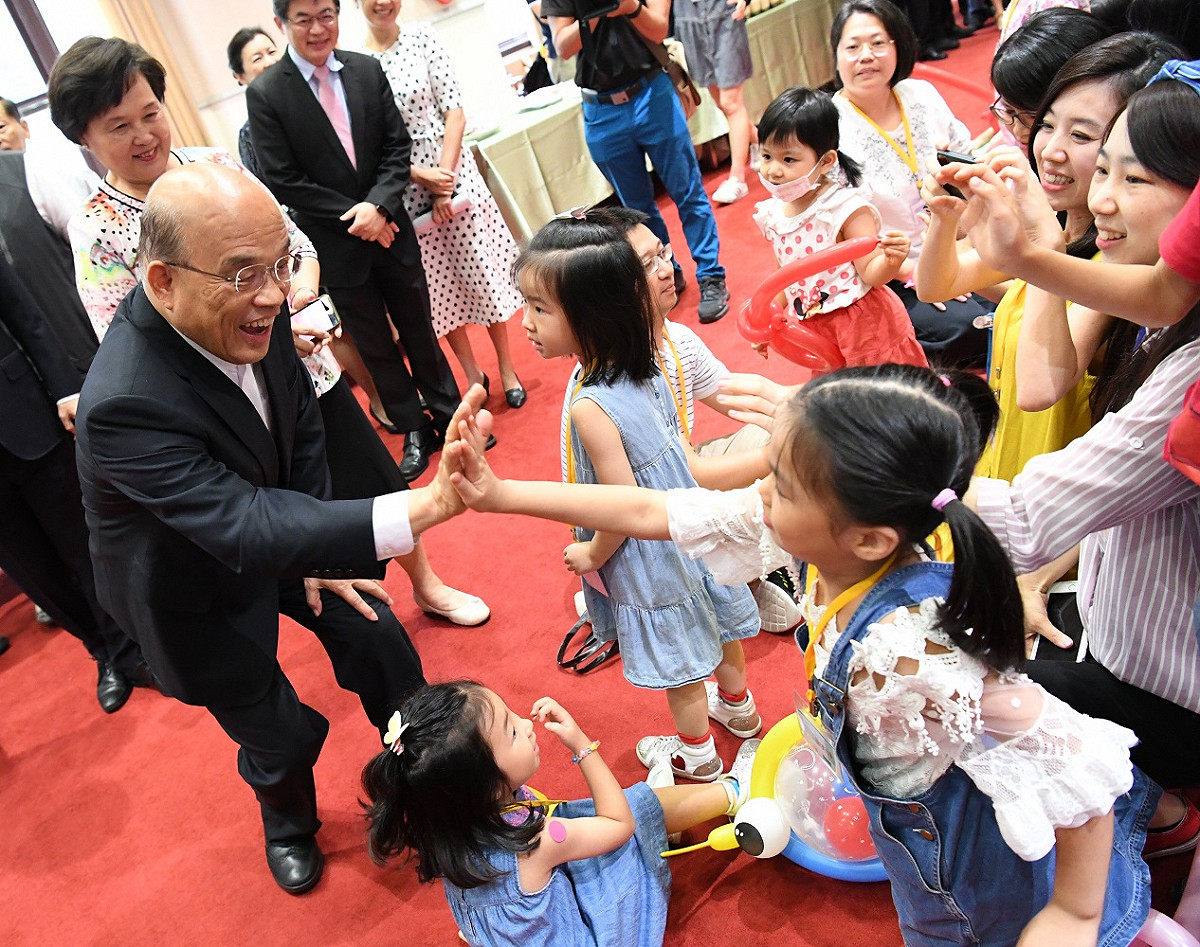 行政院長蘇貞昌受到大朋友和小朋友的熱情歡迎，有人大喊「蘇阿北好」，還有人稱呼「蘇伯伯好」，甚至跑上前向蘇貞昌擊掌、討抱，畫面溫馨熱鬧。 圖：行政院提供