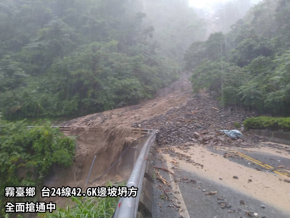 受西南風影響，中南部近日雨勢極強，屏東縣霧台鄉台24線42.6K傳邊坡坍方，現正搶救中。 圖：取自屏東縣場潘孟安臉書