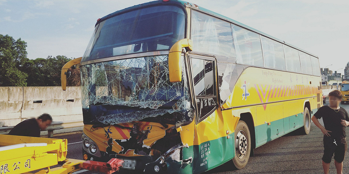 國道1號北向桃園段傍晚發生永平工商校車追撞前方同向大貨車意外，造成4台車連環撞。 圖：國道警察第一大隊／提供