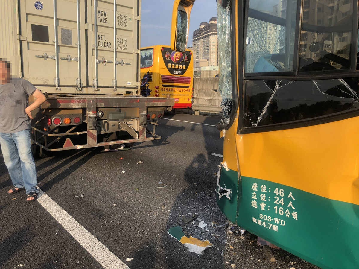 國道1號北向桃園段傍晚發生永平工商校車追撞前方同向大貨車意外，造成4台車連環撞。 圖：國道警察第一大隊／提供