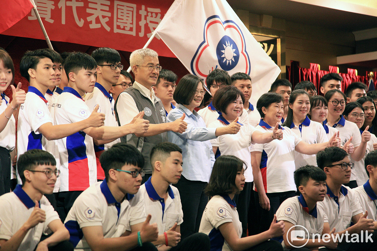 總統蔡英文親自授旗為參與國際技能競賽選手們打氣，期許他們能夠在這一次的比賽順利拿下好成績，為國爭光。 圖：林昀真／攝