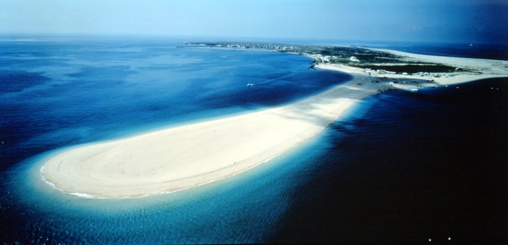 台灣海岸線約有1200公里，各地的海岸景觀差異甚大，在夏天是欣賞美景的好時節。 圖：觀光局／提供
