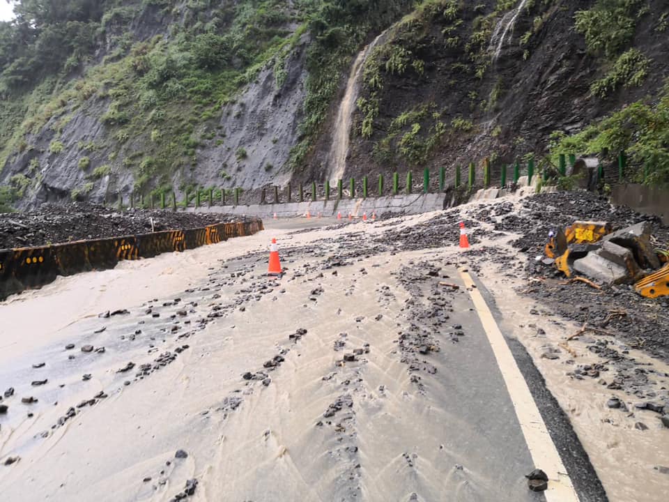 那瑪夏仍有很多產業道路落石未清。 圖/那瑪夏大小事