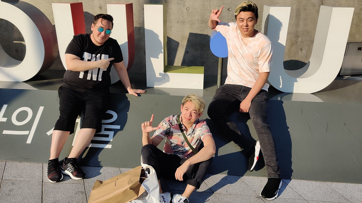 Fenomeno（左）、Tyler（中）、JustSaiyan（右）等三位大師職業賽選手一開賽就連吞三敗淘汰，只好苦悶地比出「L」的手勢自嘲。 圖：翻攝自推特