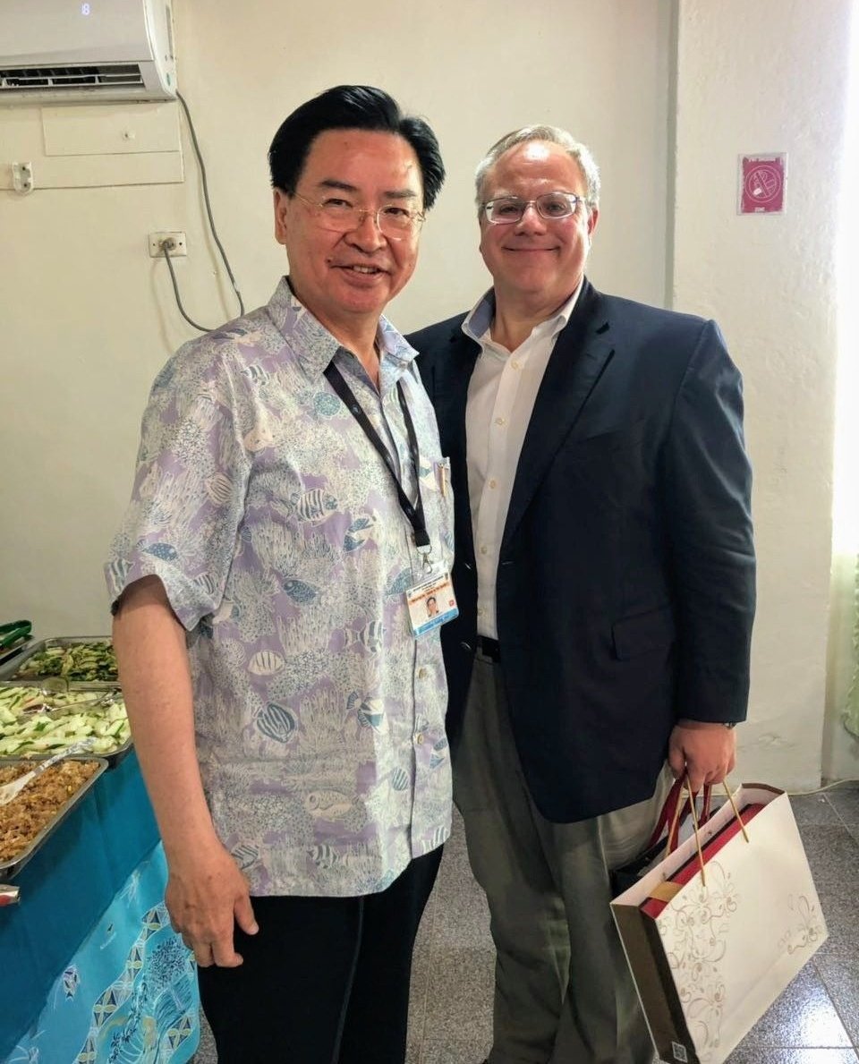 外交部長吳釗燮率團出席「太平洋島國論壇」(PIF)，今天在推特發文公布，已和美國內政部長柏恩哈德（David Bernhardt）進行場邊晤談。 圖：取自台灣外交部推特