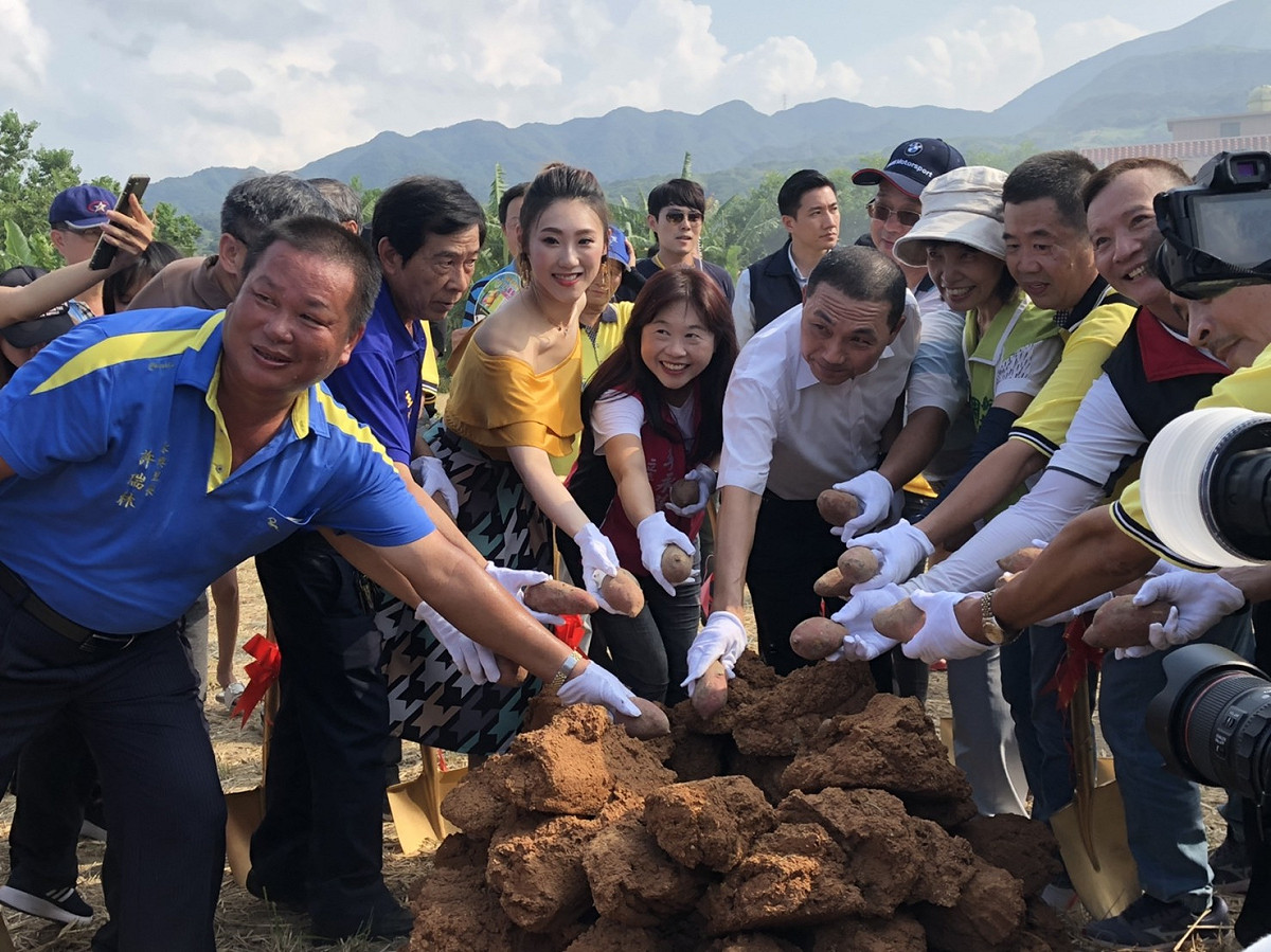 侯友宜出席金山「焢窯樂一夏」體驗，推銷新北甘藷。  圖：新北市農業局提供