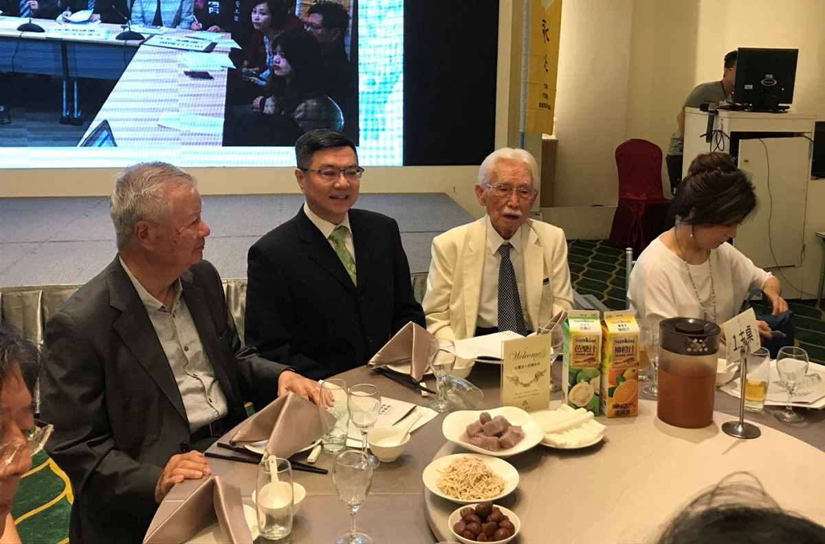民進黨黨主席卓榮泰今（17）日由副秘書長郭昆文陪同出席台灣永社「七週年感恩餐會」。 圖：民進黨／提供