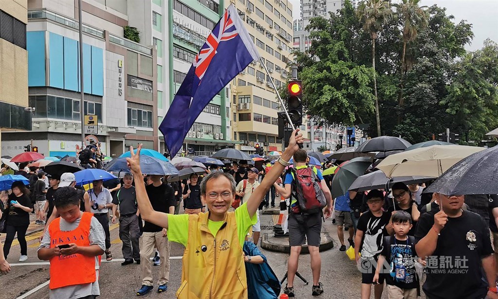 反對修訂逃犯條例的香港市民17日下午舉行「光復紅土」的遊行。示威者沿途高喊「時代革命，光復香港」口號。 圖：中央社提供。