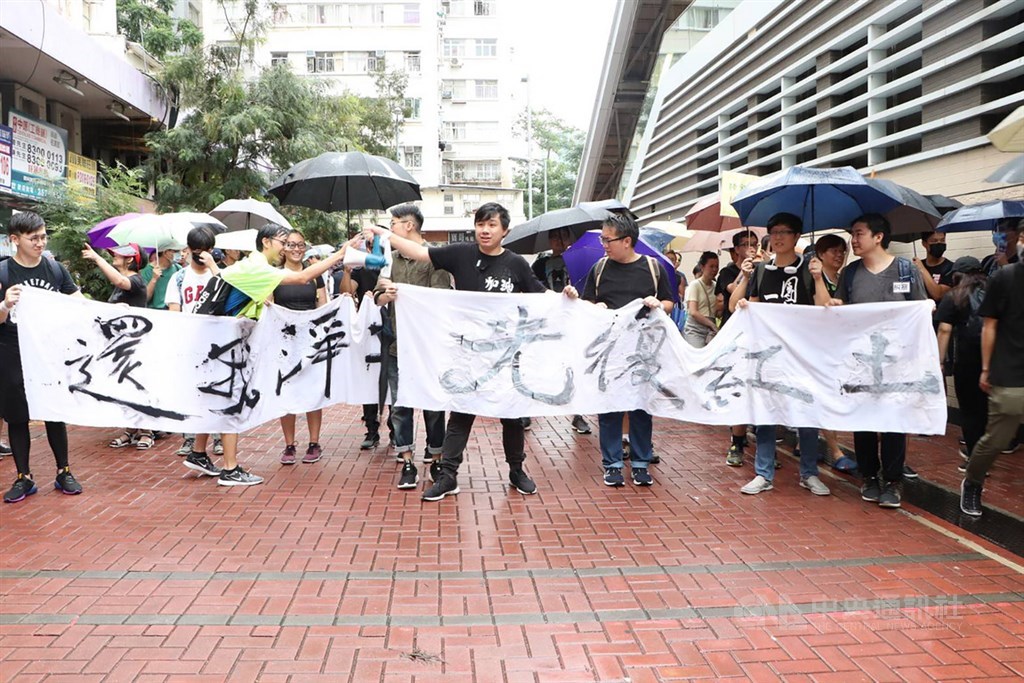 港人17日下午舉行「光復紅土」遊行，藉此表達希望不被中國大陸旅客滋擾的訴求。 圖：中央社提供。