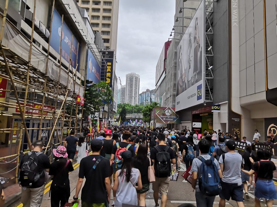 銅鑼灣有大批黑衣反送中人進入維園。 圖：取自香港突發事故報料區