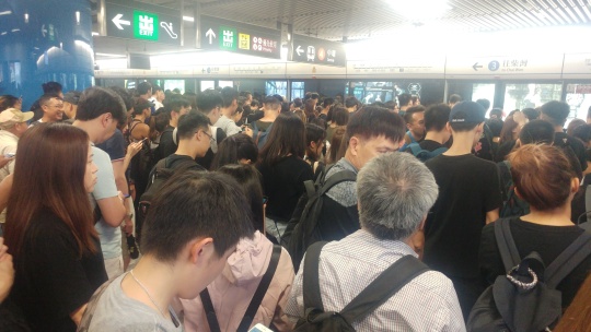 港鐵金鐘站也湧現。 圖：取自連登討論區