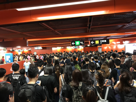 13:44港鐵天后站，穿黑衣的反送中人潮。 圖：取自連登討論區