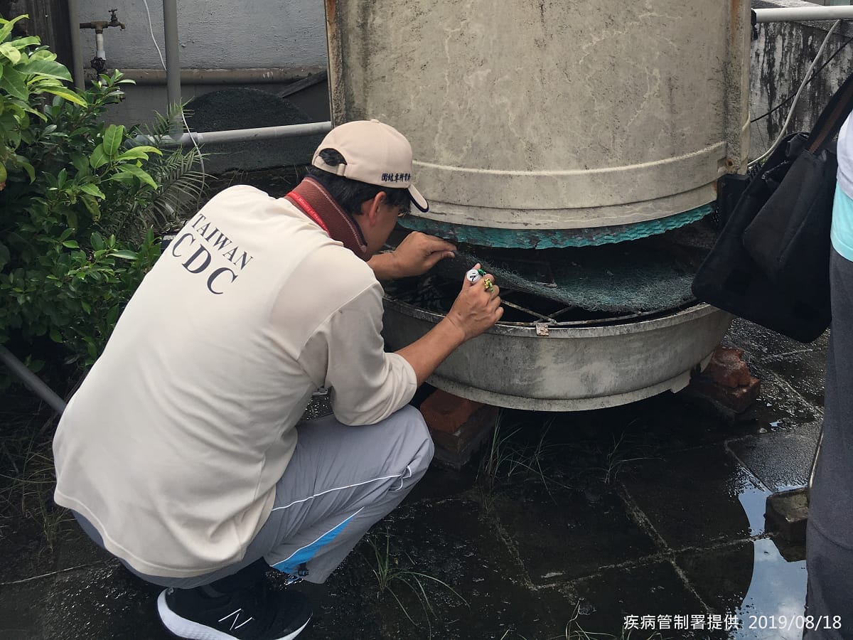 疾管署防疫人員於台北市大安區執行孳生源查核。 圖：疾管署／提供
