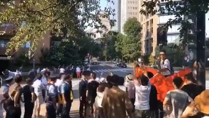 今 (18) 日在日本也有支持香港獨立的人士集會，也有許多中國留學生到現場痛罵他們。 圖:擷取自深藍觀察