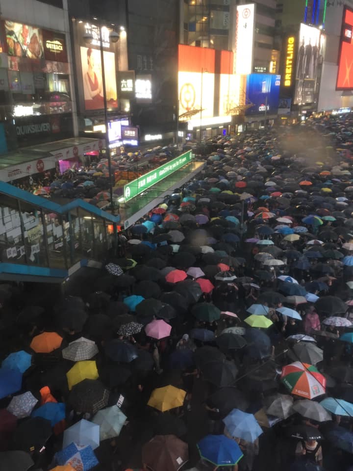 18:34反送中民眾拍到消防車「分黑海」。 圖：取自香港突發事故爆料區