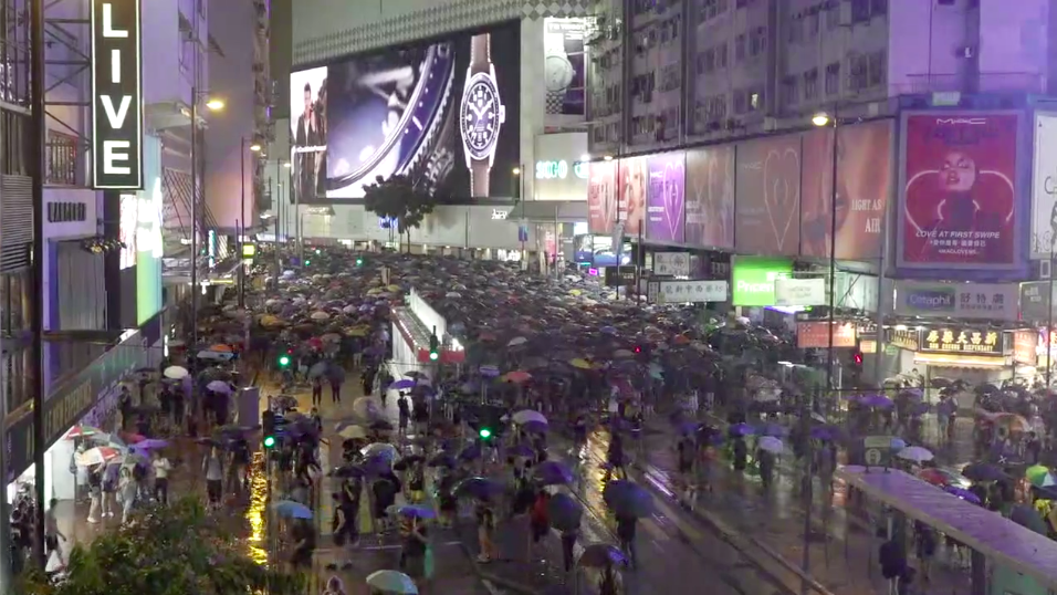 香港民間人權陣線18日在維多利亞公園舉行「流水式」反送中集會。集會於下午2時開始，參加者塞爆現場，入夜後仍有大批示威者湧入維園。 圖：翻攝自立場新聞臉書。