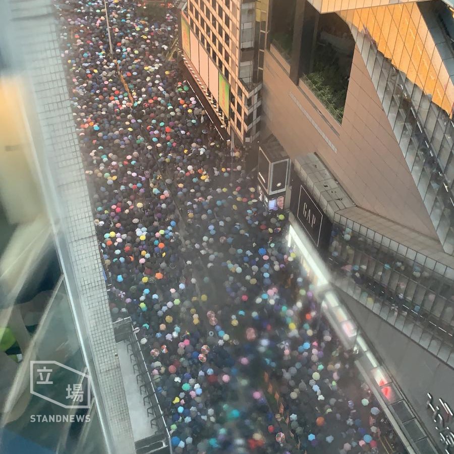 170萬港人不怕滂沱大雨，參與818維園集會。 圖：擷取自立場新聞臉書。