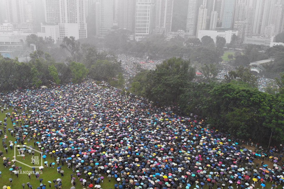 170萬港人不怕滂沱大雨，參與818維園集會。 圖：擷取自立場新聞臉書。
