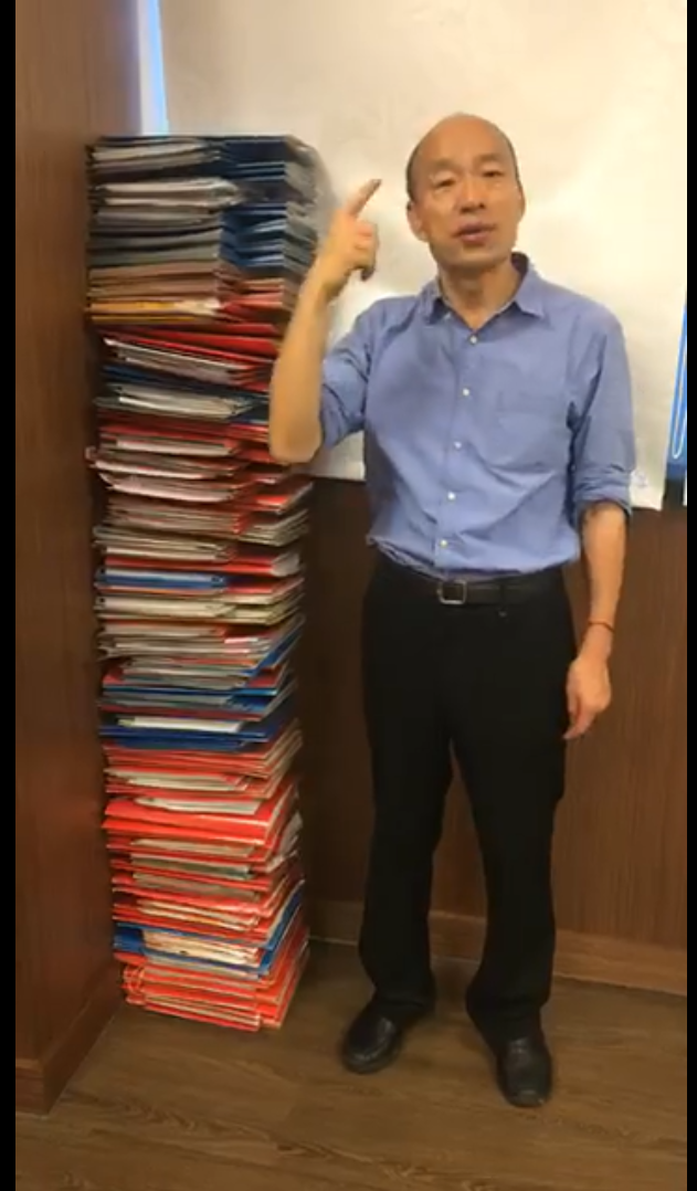 邱俊憲質疑，這疊公文中「韓市長親自批了多少？」 圖/翻攝自韓國瑜臉書