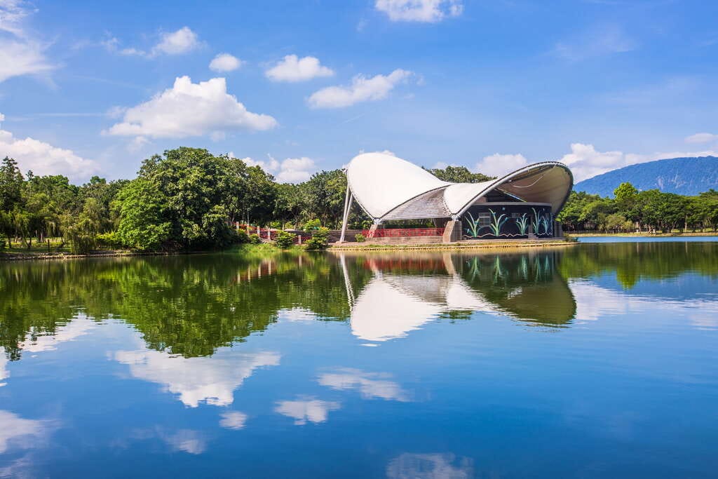 台東關山鎮保留不少老屋舍，親水公園內還有經營有成的人工濕地景觀，兼具人文底蘊和自然景觀之美。