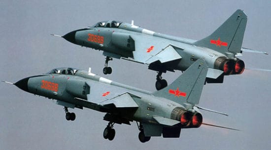 幾架殲轟-7戰鬥轟炸機今年五月在東海演習時，以附近的兩艘海上自衛隊驅逐艦為射擊目標 圖：翻攝自新浪軍事