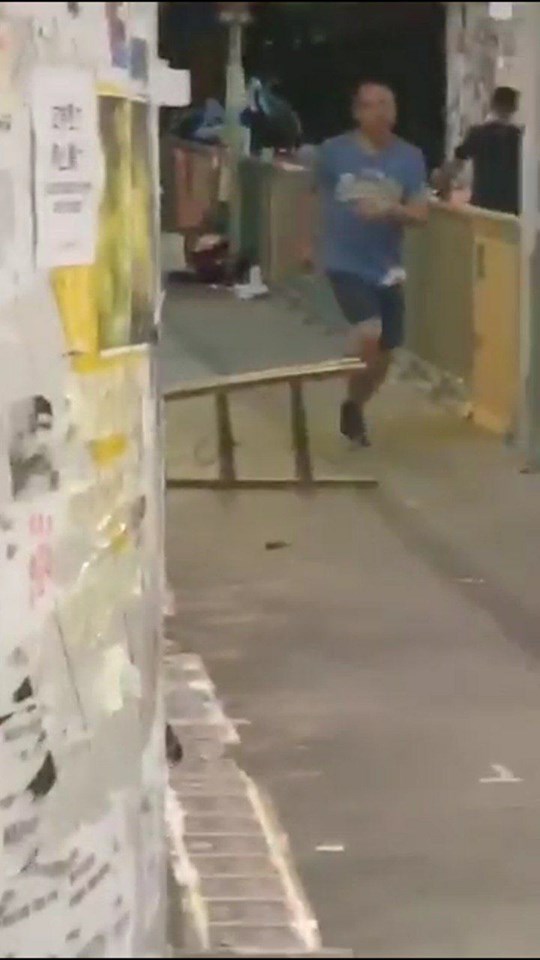涉嫌在香港將軍澳連儂牆行凶的男子逃逸被拍下，當時他身穿藍色上衣，香港網友發動肉搜。 圖：翻攝自Tony Tam臉書
