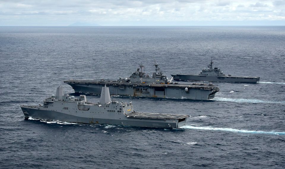 美國印太司令部的兩棲運輸碼頭船USS Green Bay、兩棲攻擊艦USS Wasp，與日本海上自衛隊兩棲運輸碼頭船JS Kunisaki，在東海合作部署。 圖：翻攝自美印太司令部臉書