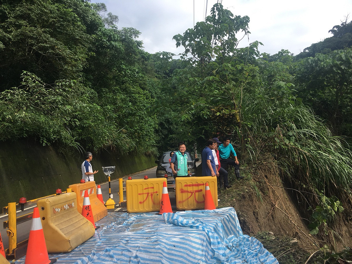 台中市連日豪雨不斷，導致多處山區道路出現土石滑落、道路崩塌。 圖 : 台中市政府/提供
