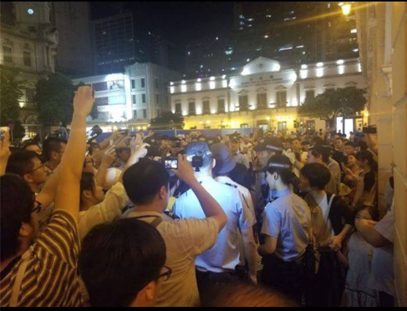 澳門民眾在知名的噴水池廣場發起默站行動，警方卻無故查驗身分，被批是白色恐怖。 圖：翻攝敢講香港加油的澳門人