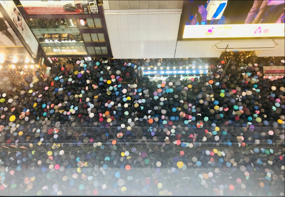 Lo Yan在其部落格表示，參加818維園反送中集會，看見香港人在「風雨中抱緊自由」的動容一幕。 圖：翻攝甜魔媽媽新天地