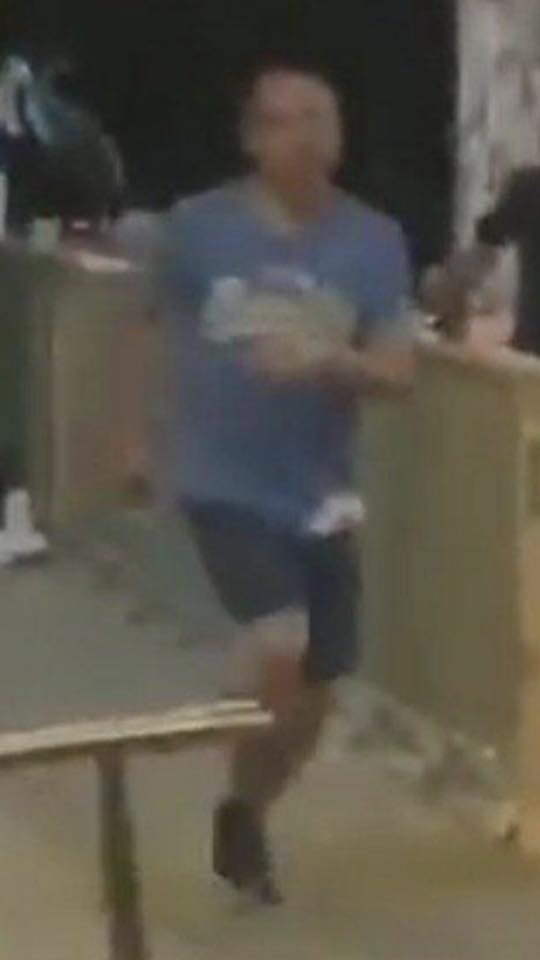 兇嫌犯案時身穿藍色上衣。 圖:擷取自桑普臉書