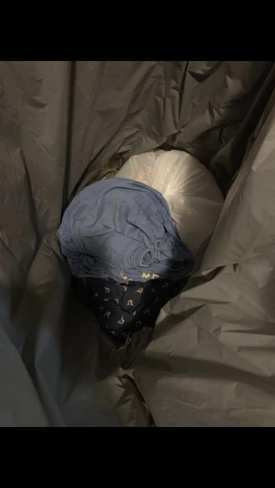 香港連儂牆砍人事件，兇手犯案後變裝，將做案衣服丟棄。 圖:擷取自桑普臉書