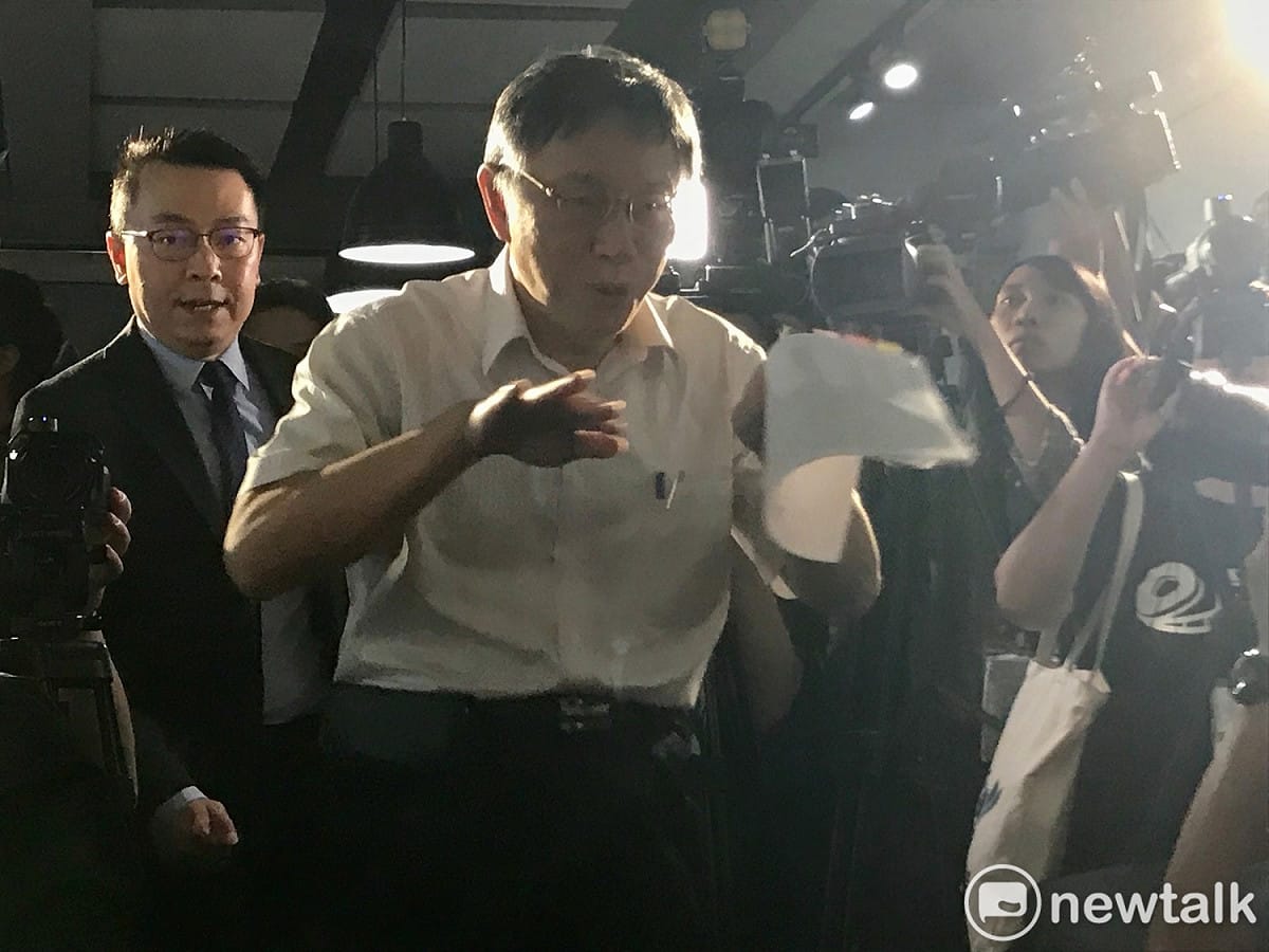 台北市長柯文哲今日準備聯訪前，笑稱前面都是鯊魚（記者），他要游進去。 圖：周煊惠 ／攝