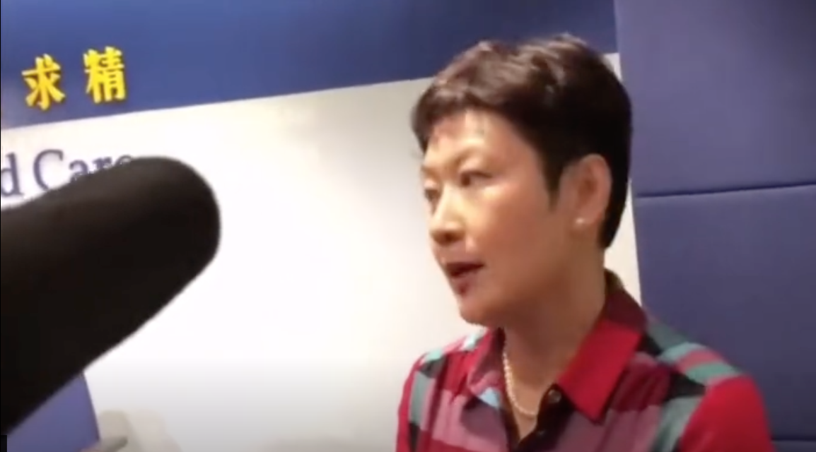 香港警察總局昨天舉行新聞發布會，一名中國女記者聲稱遭到香港媒體圍堵。 圖：翻攝自環球時報