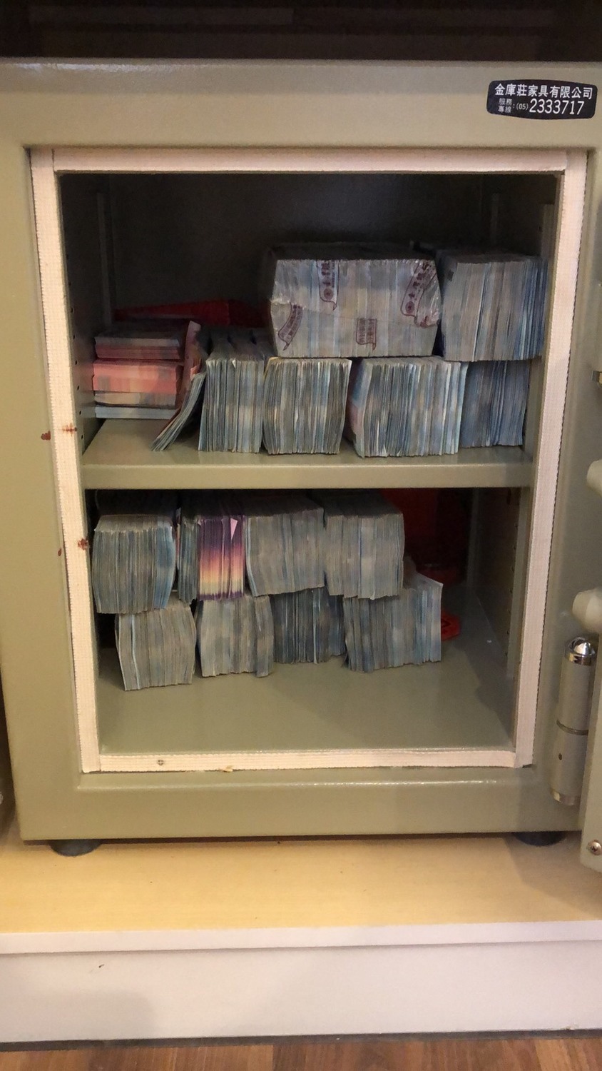 嘉義地檢署偵辦吳姓夫婦兩岸地下匯兌案，查扣現金新台幣2.4億元，被稱為「小金庫」。 圖：嘉義地檢署/提供