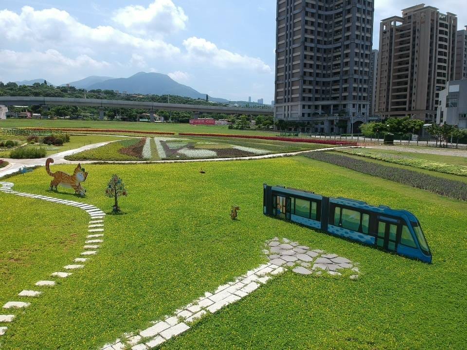 幾米繪製之輕軌列車造型裝置藝術。 圖：新北市政府／提供