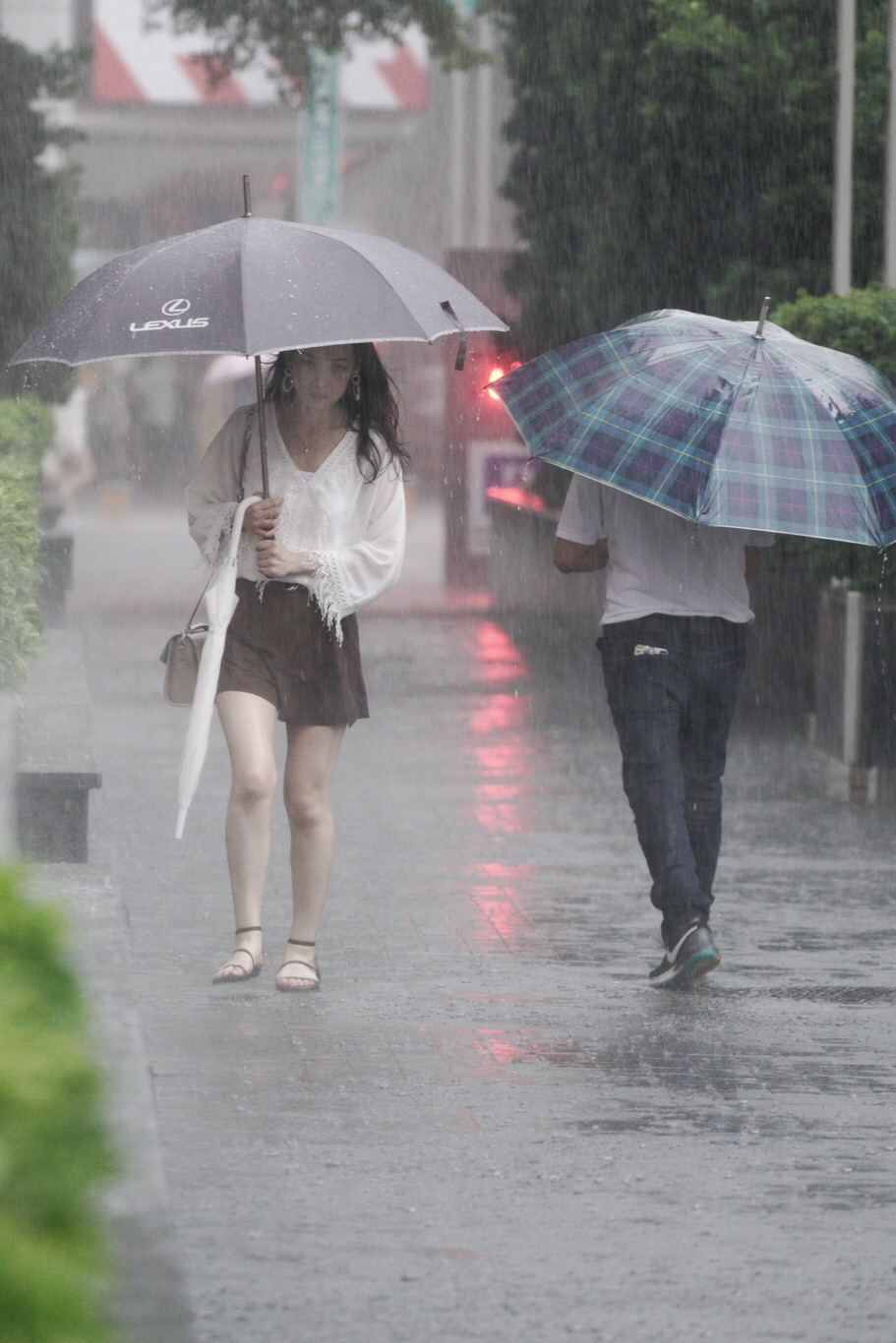 雙北今（21）日下午突遭雨彈轟炸。 圖：張良一／攝