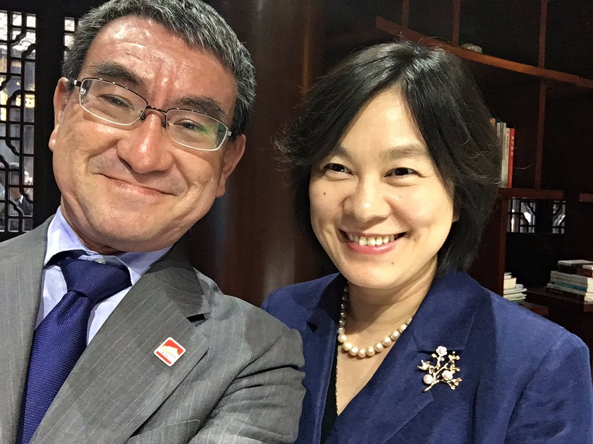 日本外相河野太郎在外長會議開始前，便在推特上分享出他與大陸外交部發言人華春瑩的自拍，引起了外界討論，可見中日關係已有明顯改善。 圖：翻攝自河野太郎推特