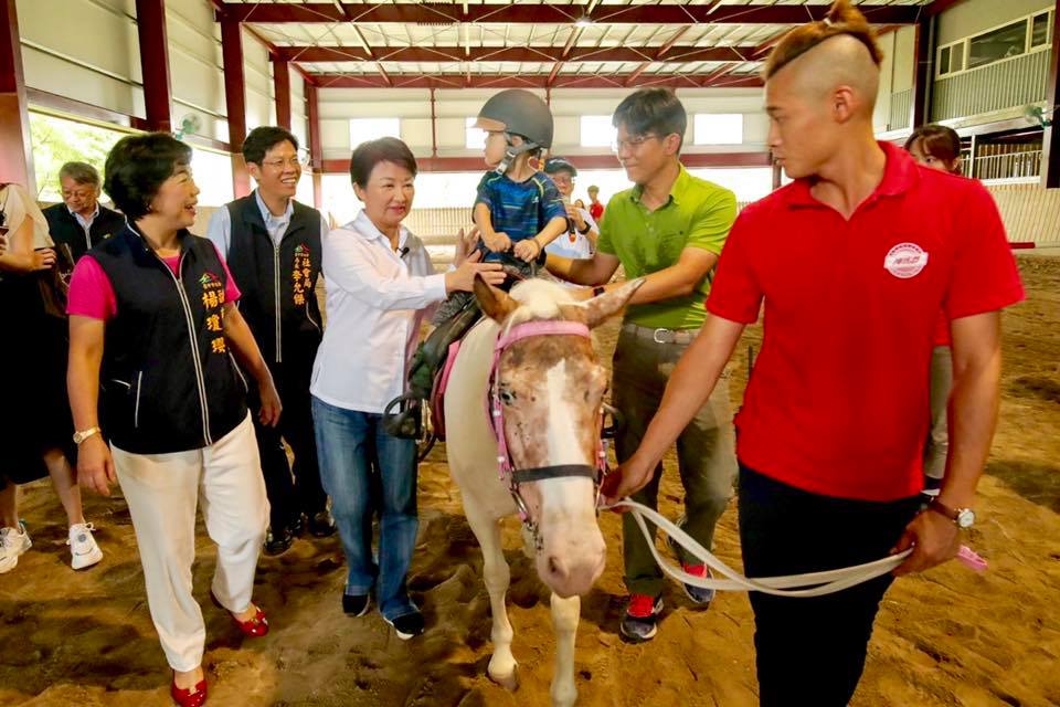 楊瓊瓔（左一）以副市長身分跑行程，大大增加曝光率。 圖 : 取自楊瓊瓔臉書