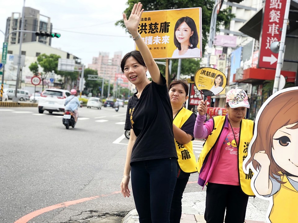 立委洪慈庸今天一早到大雅區中清民生路口及永興宮向大家問早。 圖 : 取自洪慈庸臉書