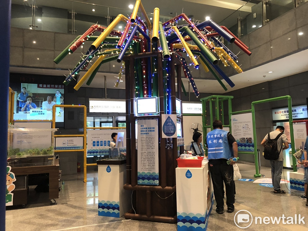 新北市水利局「2019新北珍水展」以四色水管設計四水樂園創意展場。 圖：林昀真／攝