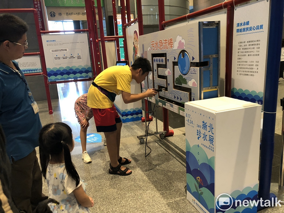 新北市水利局以電流急急棒的曲線軌道，立體呈現污水處理過程與原理，吸引民眾動手動腳體驗感受。 圖：林昀真／攝