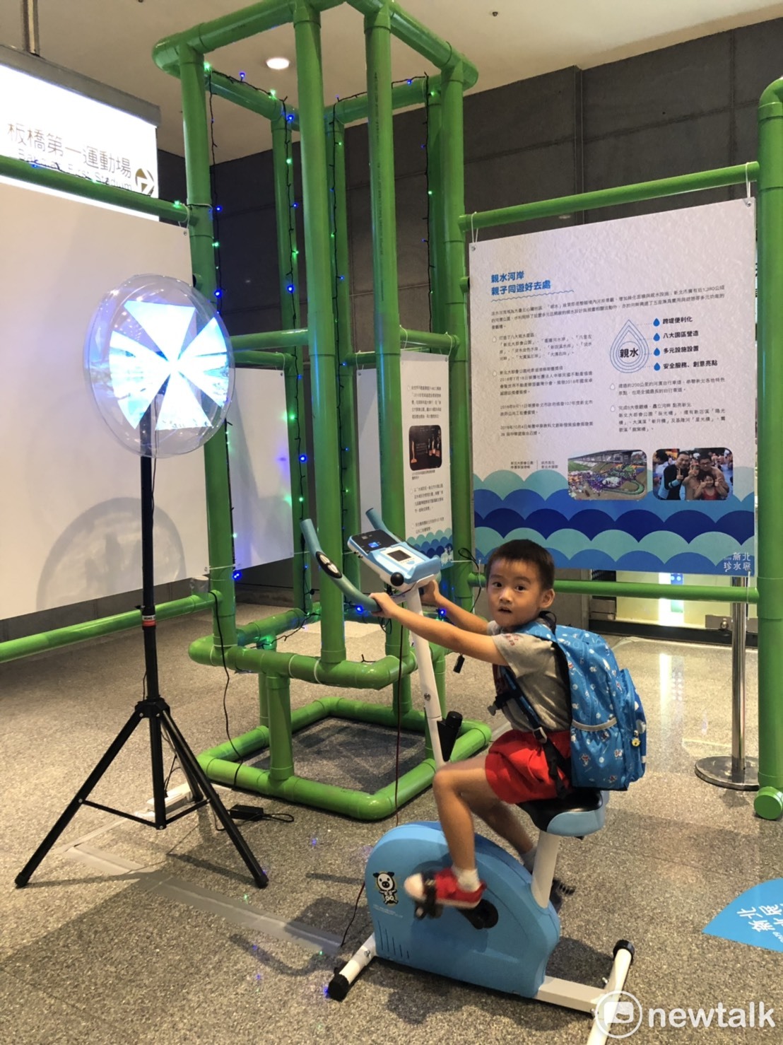 小朋友體驗動力發電腳踏車。 圖：林昀真／攝