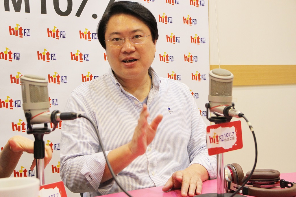 因年輕帥照被網友封為「基隆三浦春馬」，林右昌要大家給他3個月的時間減肥，並在今天受訪時表示，已經開始吃減肥餐。 圖：Hit Fm《周玉蔻嗆新聞》製作單位提供