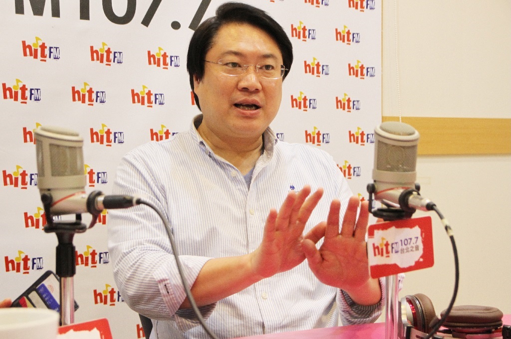 韓國瑜日前指控「遭國家機器監控」，林右昌以自己為例，只要行得正、做得直，一點都不用擔心被人監控的問題。 圖：Hit Fm《周玉蔻嗆新聞》製作單位提供